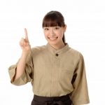 指差しする女性